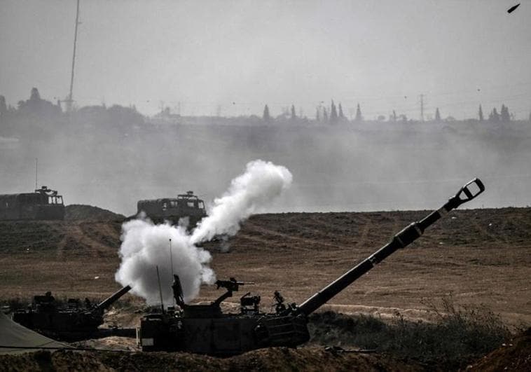 El ejército israelí dispara proyectiles hacia la Franja de Gaza.