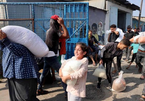 La ONU asegura que desde el comienzo de la guerra se han recibido 80 camiones de ayuda humanitaria en la Franja.