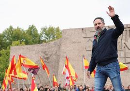 Santiago Abascal, líder de Vox, a su llegada a la Plaza madrileña de Colón.