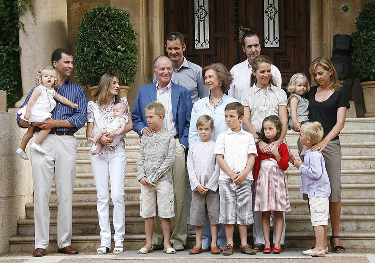 Verano de 2007. La entonces Familia Real posa en la escalinata de Marivent, la última imagen en que aparece Jaime de Marichalar.