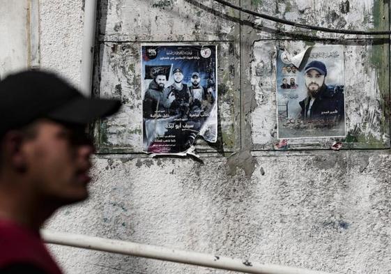 Un hombre camina por una calle de Nur-Shams en Tulkarem, Cisjordania.