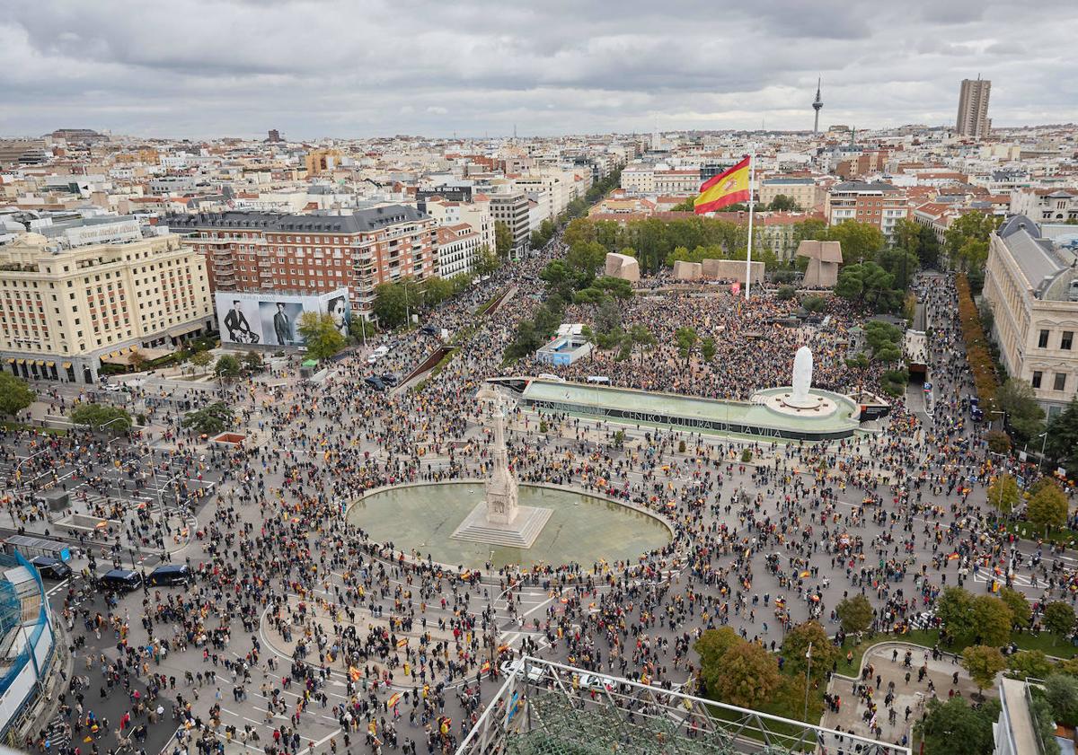 Imagen principal - Vox llena Colón e ironiza con que Sánchez pedirá «habitación en Waterloo»