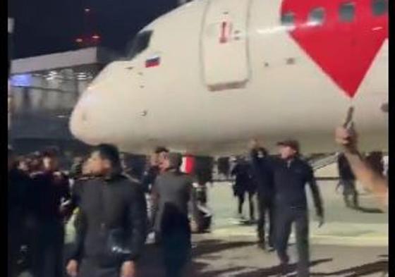 Captura de vídeo del momento en que los manifestantes toman la pista de aterrizaje del aeropuerto de Daguestán.