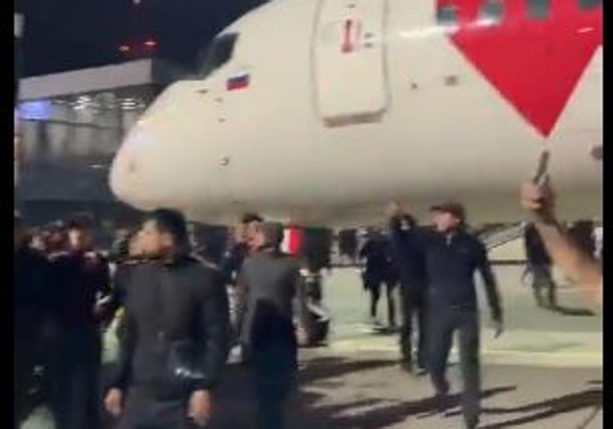 Captura de vídeo del momento en que los manifestantes toman la pista de aterrizaje del aeropuerto de Daguestán.