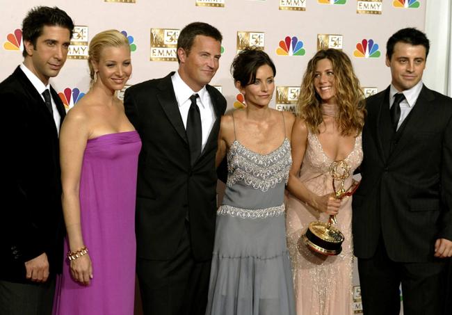 El elenco de 'Friends', con el Emmy que ganó la serie en 2002.