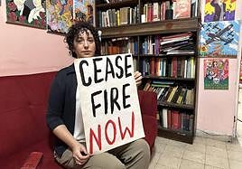 Noa Levy muestra un cartel que pide el alto el fuego.