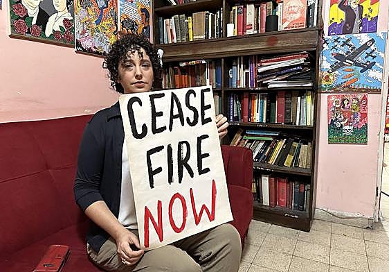 Noa Levy muestra un cartel que pide el alto el fuego.