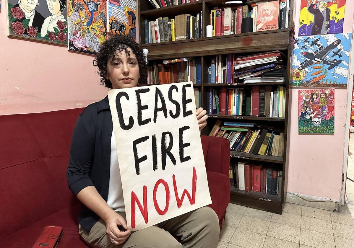 Noa Levy muestra un cartel que pide el alto el fuego.