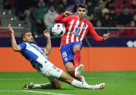 Álvaro Morata dispara para anotar el segundo gol del Atlético ante el Alavés.