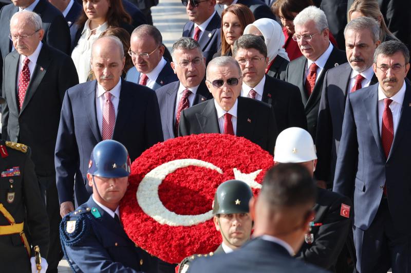 El presidente turco, Recep Tayyip Erdogan, deposita una corona de flores en el mausoleo de Ataturk.