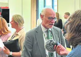 Crispin Blunt, uno de los dos parlamentarios conservadores que han protagonizado los últimos escándalos, atiende a la prensa.