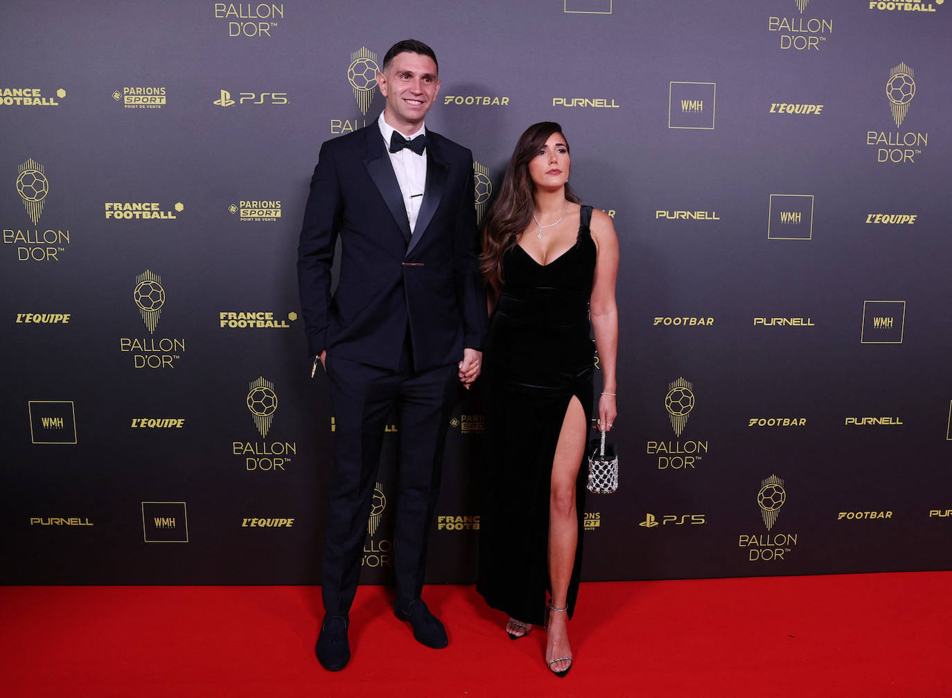 Emiliano Martínez, portero argentino del Aston Villa, posa sobre la alfombra roja acompañado por su esposa, Mandinha Martinez. 