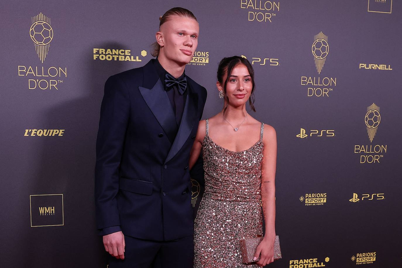 Erling Haaland, delantero noruego del Manchester City, posa junto a su pareja en la alfombra roja. 