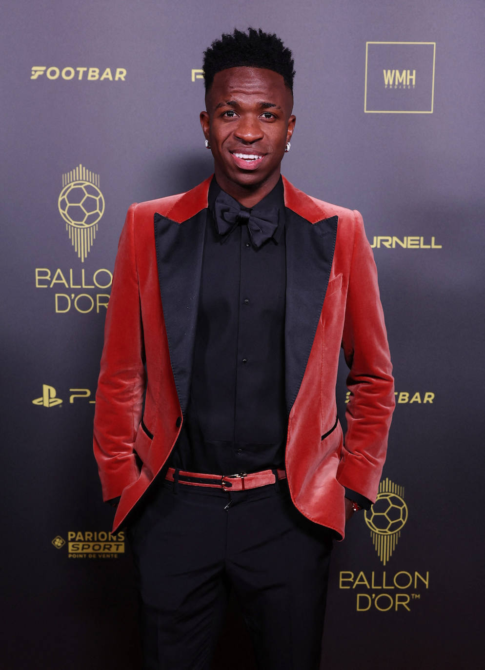 Vinicius, extremo brasileño del Real Madrid, posa sobre la alfombra roja.