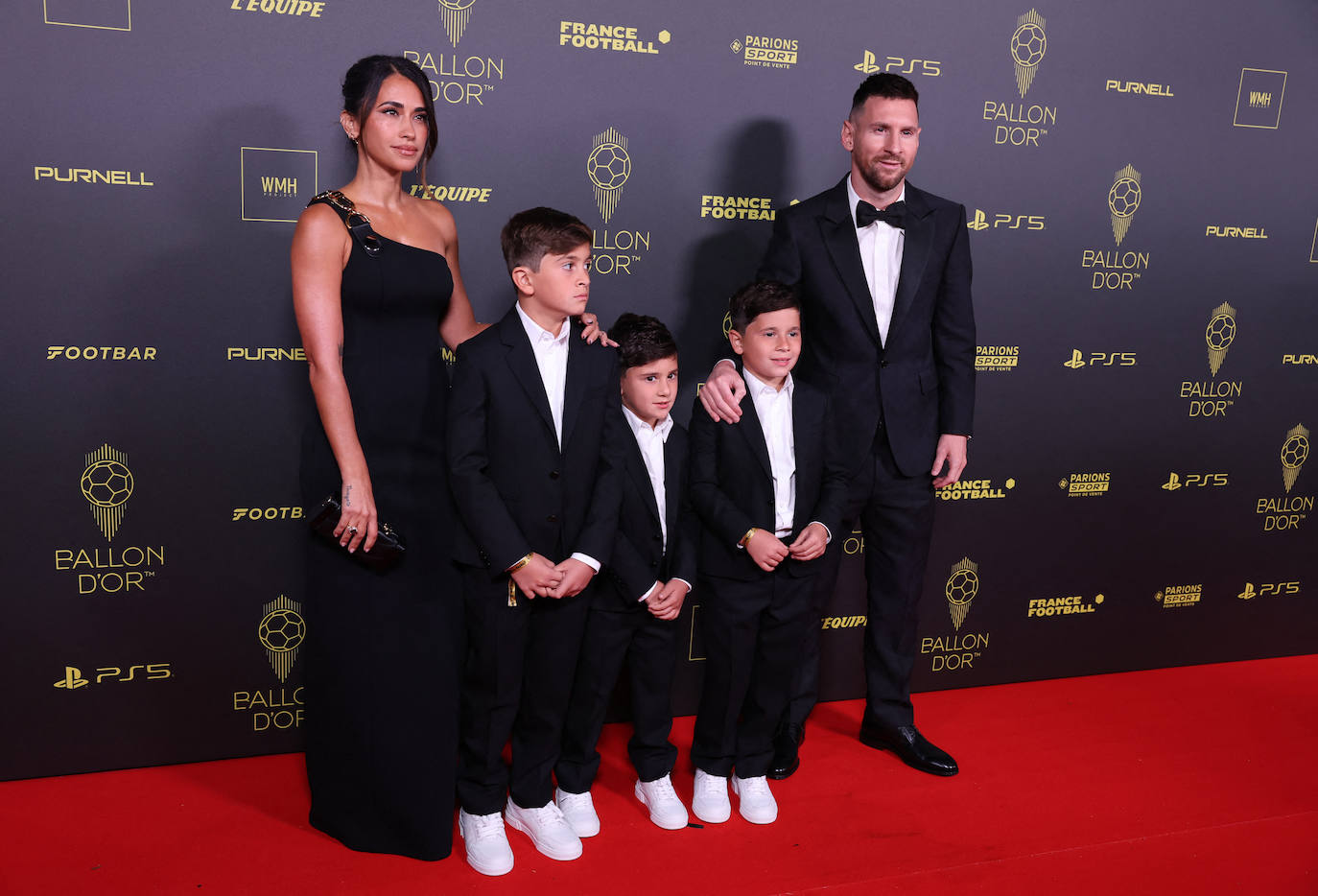 Leo Messi, atacante del Inter Miami y de la selección argentina, posa en la alfombra roja acompañado de su mujer y sus hijos.