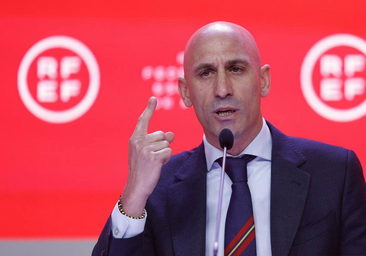 La FIFA inhabilita durante tres años a Rubiales por su beso a Jenni Hermoso