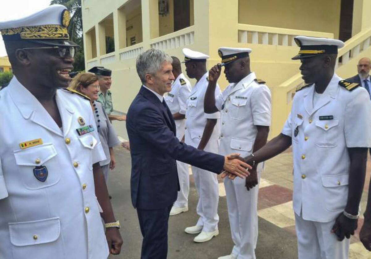 El ministro en funciones Fernando Grande-Marlaska saluda a la policía costera senegalesa en su visita de este lunes a Dakar.