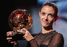 Aitana Bonmatí posa con el trofeo del Balón de Oro.