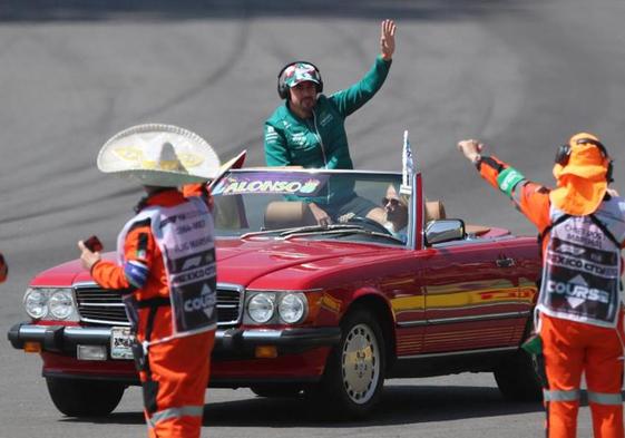 Fernando Alonso saluda al público mexicano.