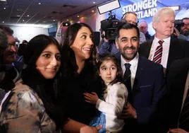El ministro principal escocés, Humza Yousaf, con su esposa Nadia El-Nakla y su hija Amal.