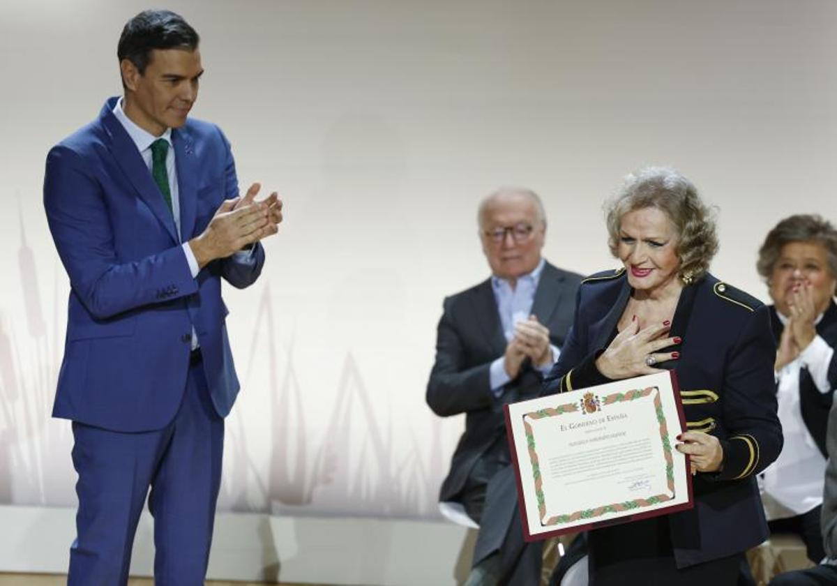 Sánchez hace bandera de la ley de memoria frente a la derecha en el homenaje a las víctimas