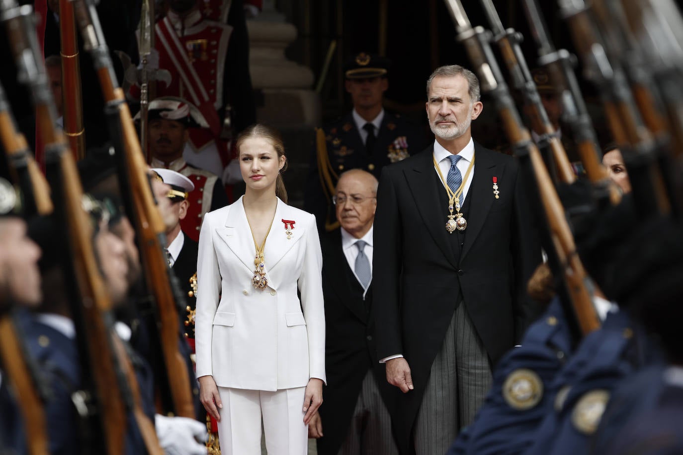 La princesa Leonor y su padre, el Rey Felipe VI, durante el desfile militar tras la ceremonia