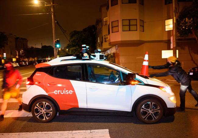 Activistas contrarios al coche autónomo inhabilitan un taxi de Cruise en California.