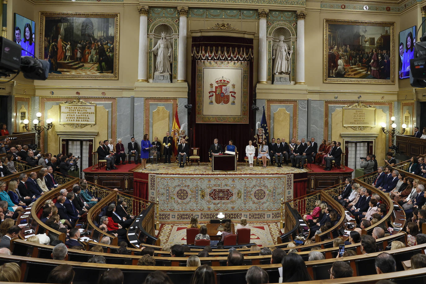 Los reyes de España, Felipe y Leticia, junto a la princesa Leonor y la infanta Sofía, escuchan el discurso de la presidenta del Congreso, Francina Armengol 