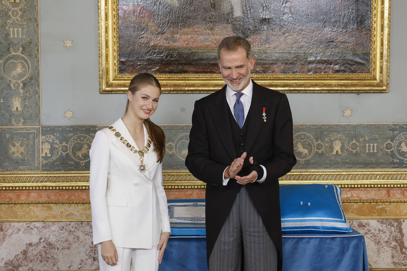 La princesa Leonor, acompañada por el rey Felipe VI, es ovacionada tras recibir el Collar de la Orden de Carlos III, en el salón de Carlos III del Palacio Real