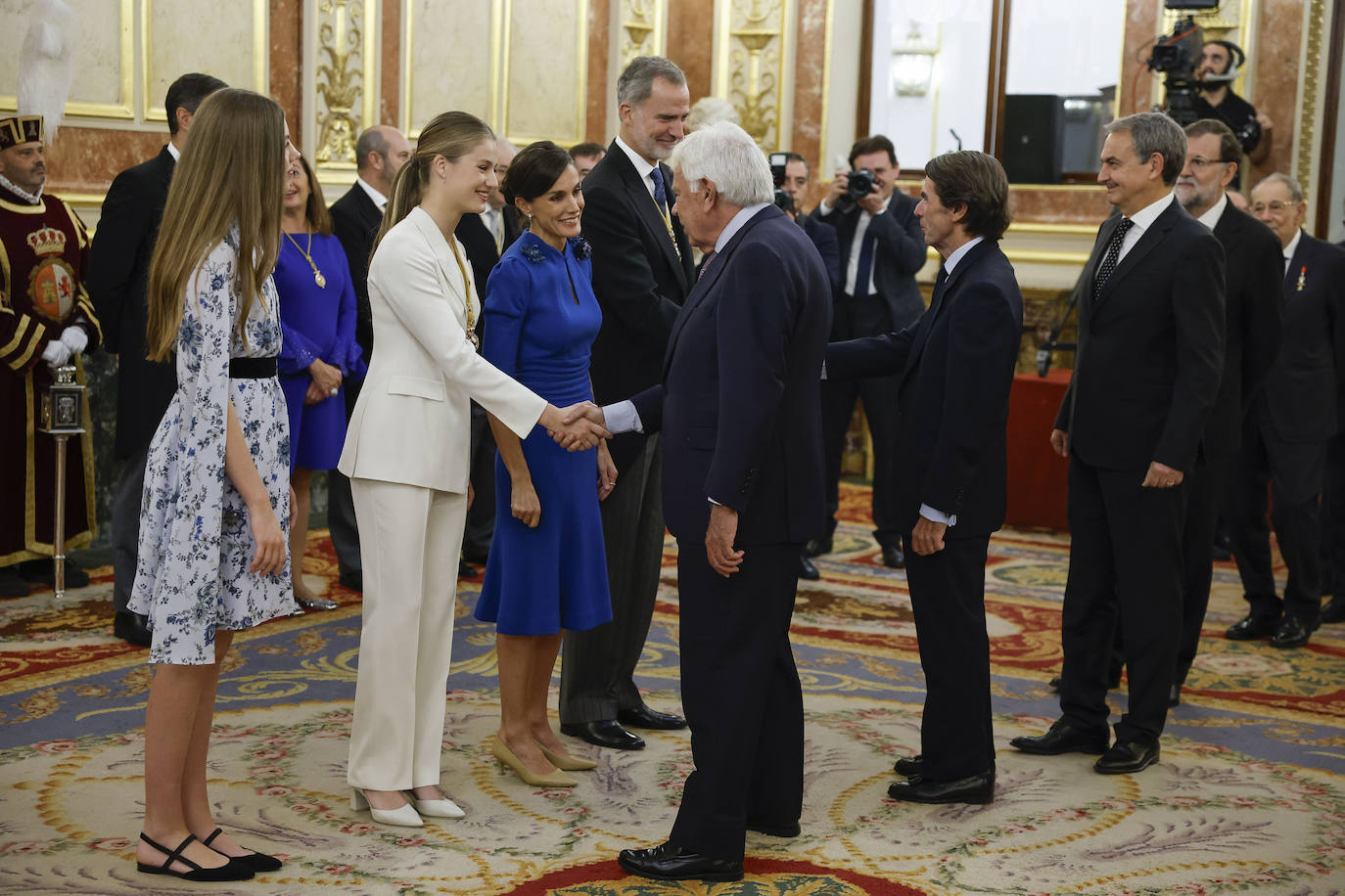 Los reyes Felipe y Letizia, la princesa Leonor, y la infanta Sofía, saludan a los expresidentes del Gobierno, Felipe González, José María Aznar, José Luis Rodríguez Zapatero, y Mariano Rajoy