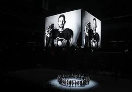 Los jugadores de los Anaheim Ducks y de los Pittsburgh Penguins guardan un minuto de silencio en memoria de Adam Johnson.
