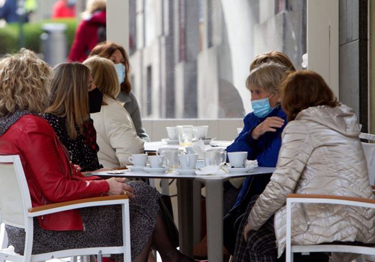 Varias clientas en un cafetería de Vigo en verano de 2020.