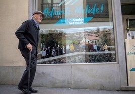 Un anciano camina con la ayuda de su bastón por las calles de un pueblo de A Coruña.