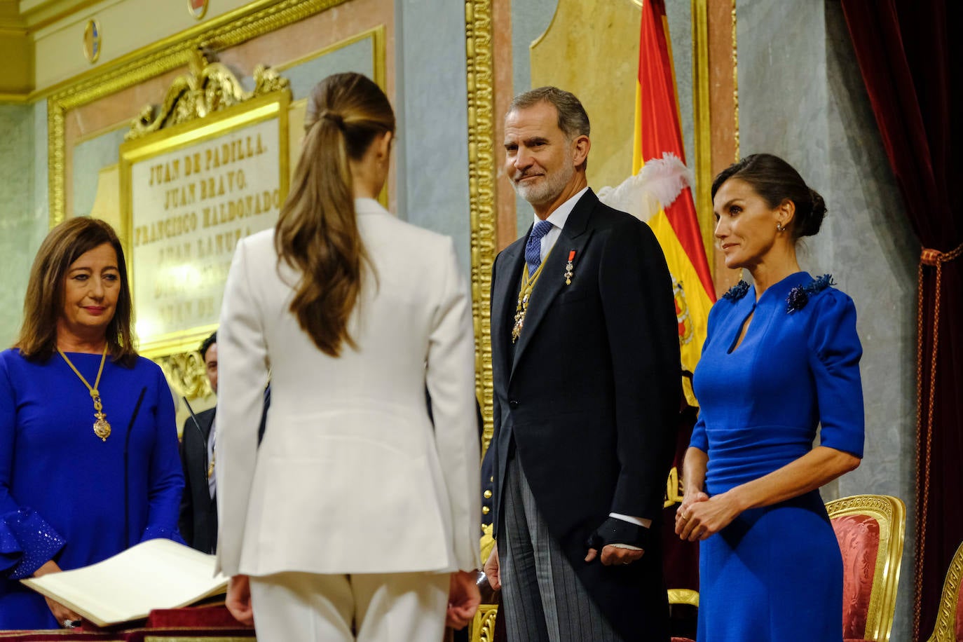 Los Reyes observan a la princesa Leonor tras su jura de la Constitución