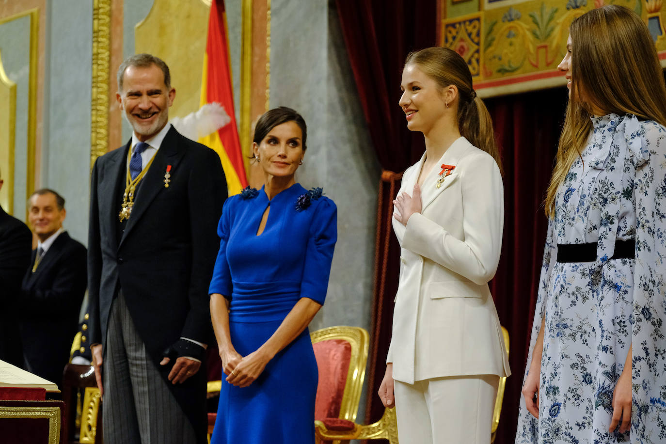 Los Reyes observan a la princesa Leonor tras su jura de la Constitución