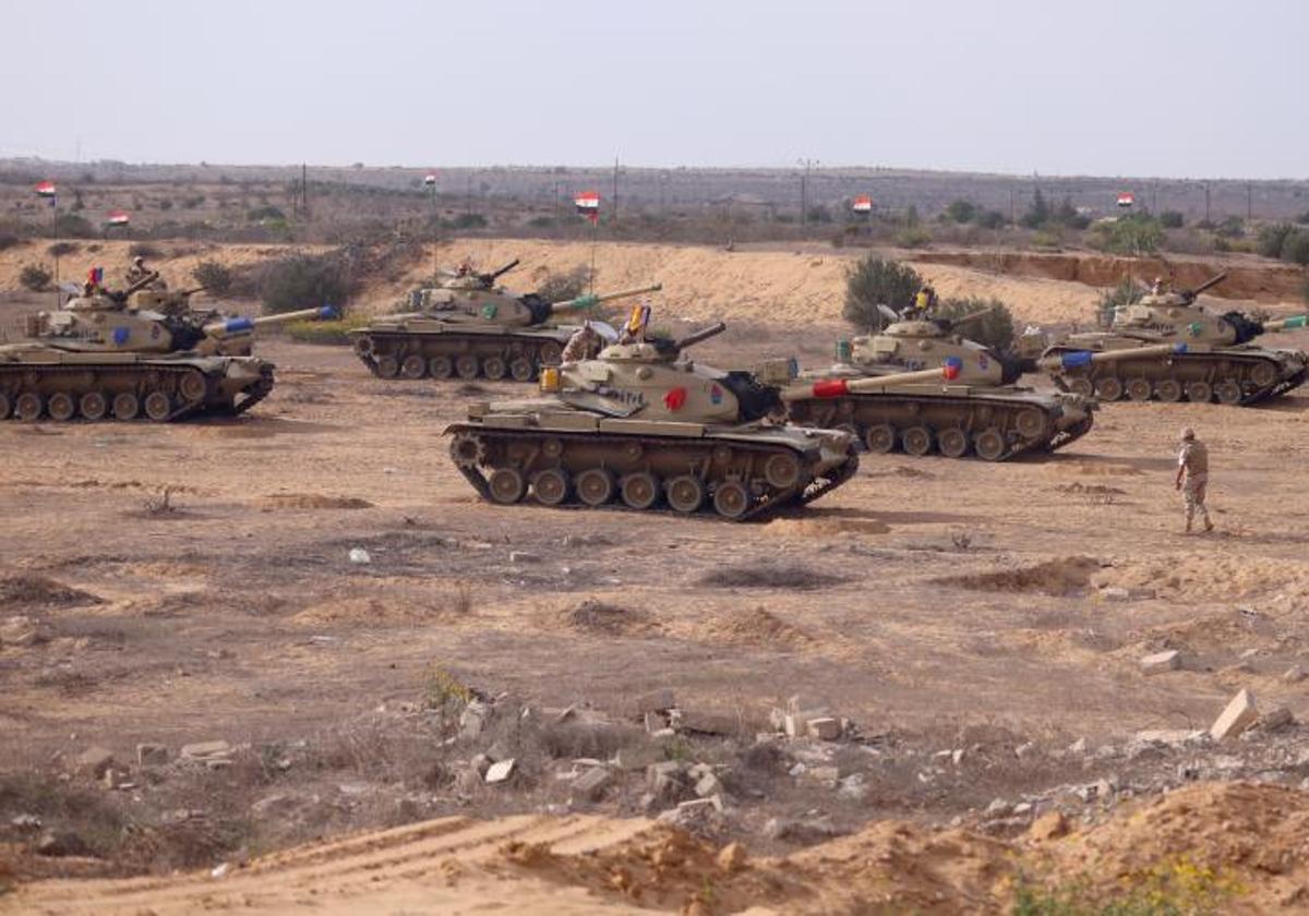 Personal militar egipcio hace guardia en el paso fronterizo de Rafah.