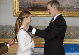 El rey Felipe impone el Collar de la Orden de Carlos III a la princesa Leonor