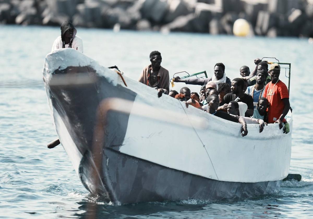 Una embarcación con inmigrantes llega a la isla canaria de El Hierro.