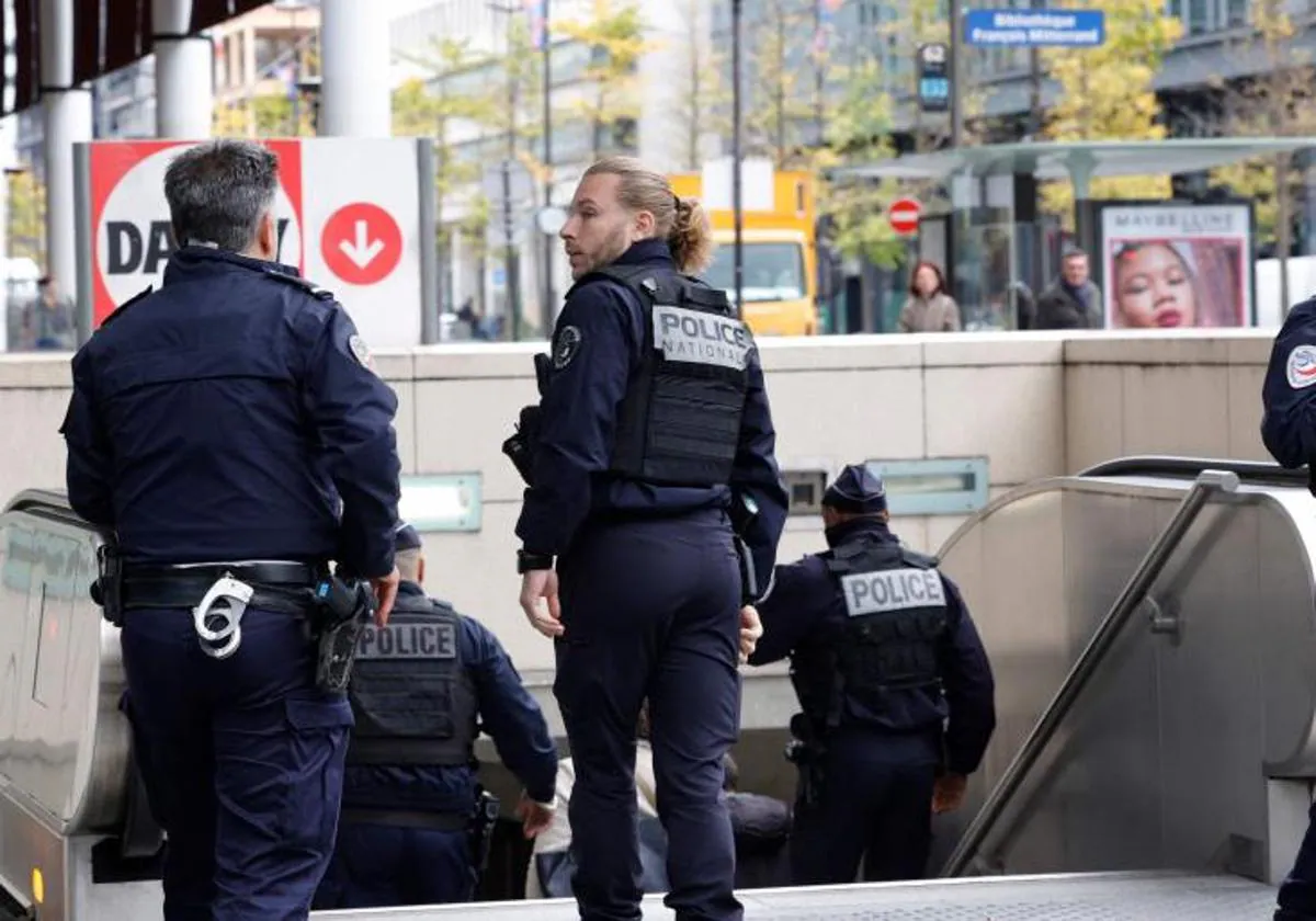 Policías franceses en la entrada de la estación de metro de París en la que se han producido los hechos.
