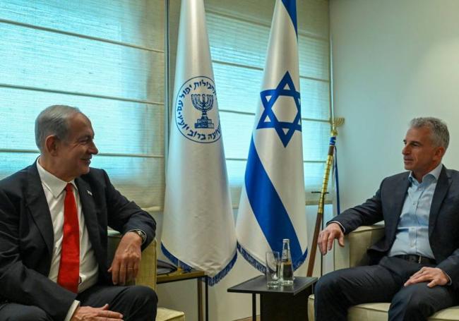 El director del Mossad junto con Benjamín Netanyahu.