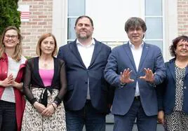 Carles Puigdemont y Oriol Junqueras juntos a otros políticos independentistas en julio de 2021 en Waterloo (Bélgica).