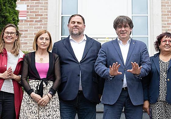 Carles Puigdemont y Oriol Junqueras juntos a otros políticos independentistas en julio de 2021 en Waterloo (Bélgica).
