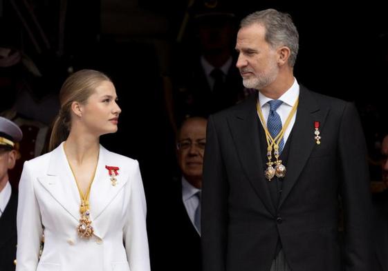 La princesa Leonor y el Rey Felipe VI a su salida tras el acto de jura de la Constitución ante las Cortes Generales.