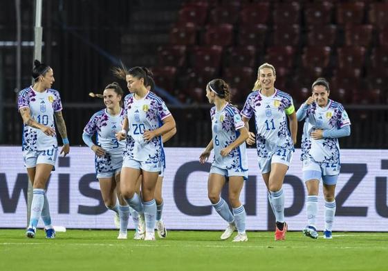 Las jugadoras de la selección española celebran el primero de los goles de España a Suiza.