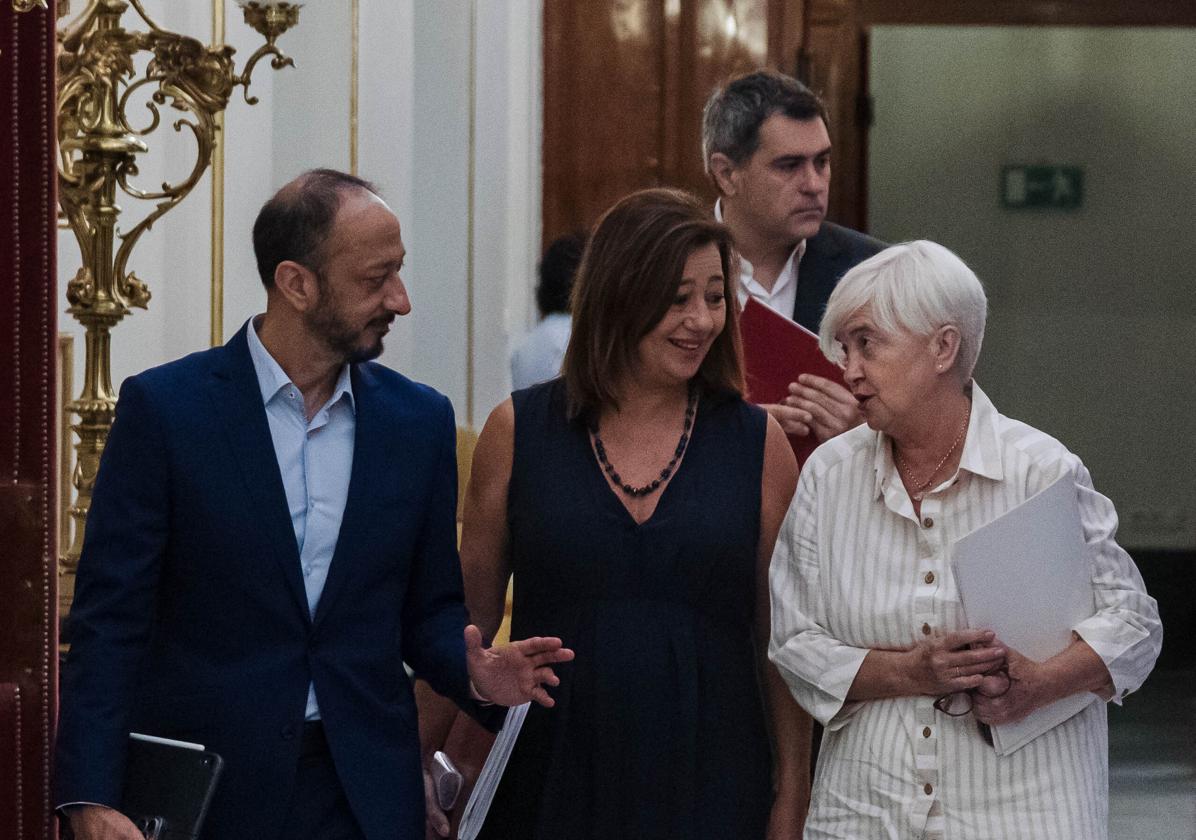 Francina Armengol junto a Alfonso Rodríguez Gómez de Celis e Isaura Leal, a su llegada en seotiembre a una reunión de la Mesa del Congreso.