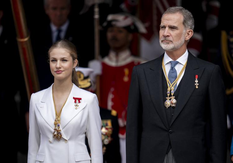 La princesa Leonor junto a su padre, el rey Felipe, el martes en sel Congreso.