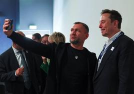 Elon Musk posa para un selfie con el ministro para la Transformación Digital de Ucrania, Georgii Dubynskyi, en un momento de la cumbre.