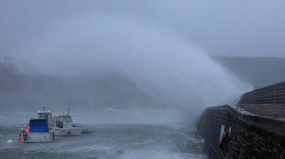 Las olas rompen con fuerza en la costa de Normandía al paso de 'Ciaran'.