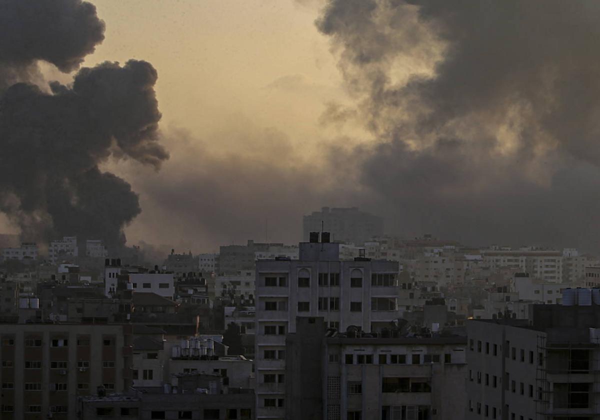 El humo se eleva tras los ataques israelíes en el barrio de Tal Al Hawa en la ciudad de Gaza.