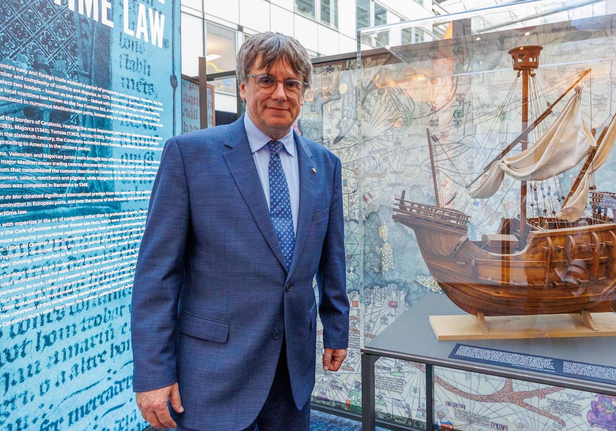 Carles Puigdemont visita una exposición en Bruselas.